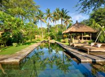 Villa Belong Dua, Pool und Garten